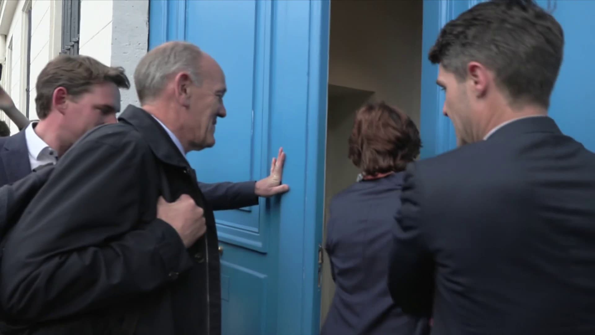 Des cadres LR, à l'instar d'Annie Genevard ou d'Aurélien Pradié, retournent au siège du parti après l'exclusion d'Éric Ciotti par le bureau politique, à Paris, le 12 juin 2024. Des cadres LR, à l'instar d'Annie Genevard ou d'Aurélien Pradié, retournent au siège du parti après l'exclusion d'Éric Ciotti par le bureau politique, à Paris, le 12 juin 2024.