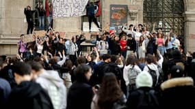 Des jeunes bloquent l'entrée du lycée Louis Le Grand, le 19 avril 2022 à Paris