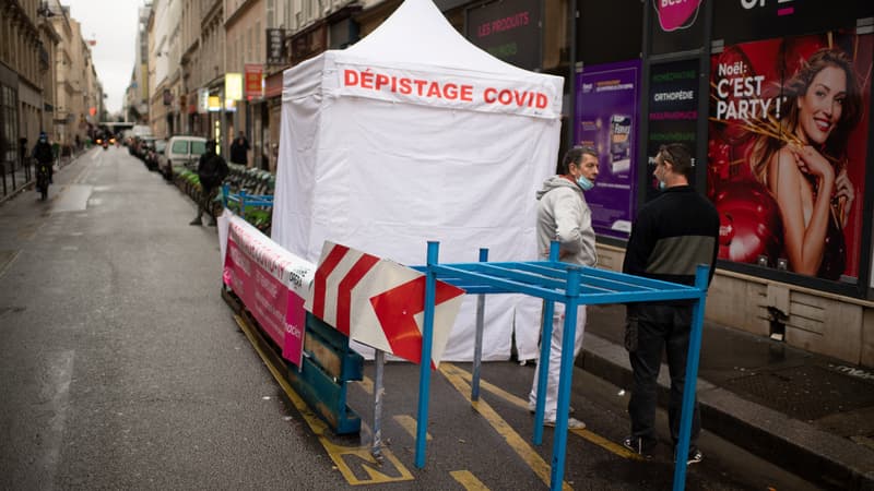 Poste de dépistage à Paris.