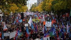 La marche contre la vie chère, organisée par la Nupes, s'est déroulée dimanche 16 octobre 2022 à Paris.