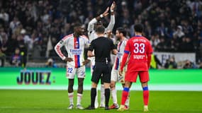 Les Lyonnais protestent auprès de l'arbitre M.Bastien lors d'OL-PSG (2-3, L1), le 9 novembre 2025