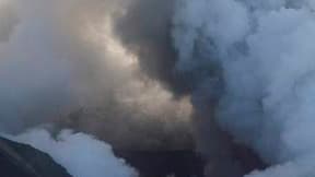 L'éruption du volcan islandais Eyjafjöll, qui a paralysé pendant six jours les transports aériens européens, se poursuit mais le nuage de cendres qu'il projette se maintient à basse altitude. /Photo prise le 21 avril 2010/REUTERS/Ingolfur Juliusson