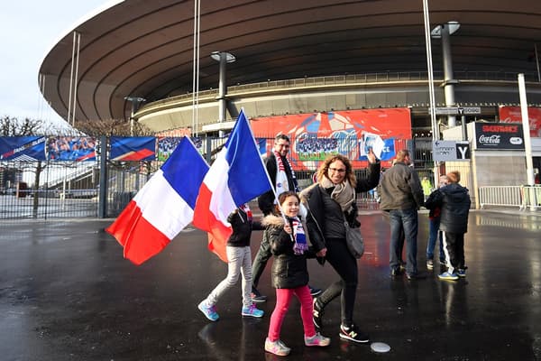 Des fans tricolores devant le Stade de France