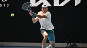 Arthur Cazaux face au Polonais Hubert Hurkacz en 8e de finale l'Open d'Australie, le 22 janvier 2024