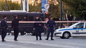 La police devant l'ambassade de France à Athènes, le 10 novembre 2016