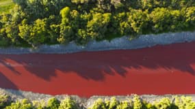 Une couleur rougeâtre inhabituelle du canal Sarandi s'infiltrant dans le fleuve Rio de la Plata à Sarandi, Avellaneda dans la banlieue de Buenos Aires le 6 février 2025.