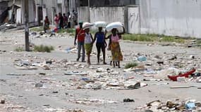 Dans une rue d'Abidjan, après qu'un magasin a été pillé. Alassane Ouattara, reconnu par la communauté internationale comme le président élu de la Côte d'Ivoire, a annoncé jeudi soir dans une allocution télévisée un bouclage des abords de la résidence où s