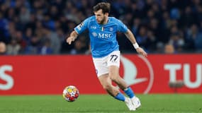 Khvicha Kvaratskhelia concentré sur son dribble face au FC Barcelone, le 21 février 2024, au stade Diego Armando Maradona