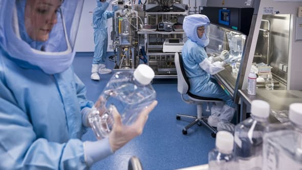 Des employés testent les procédures de fabrication de l'ARN messager (ARNm) du vaccin contre le Covid-19 sur le nouveau site de production de la société allemande BioNTech, le 27 mars 2021 à Marbourg en Allemagne