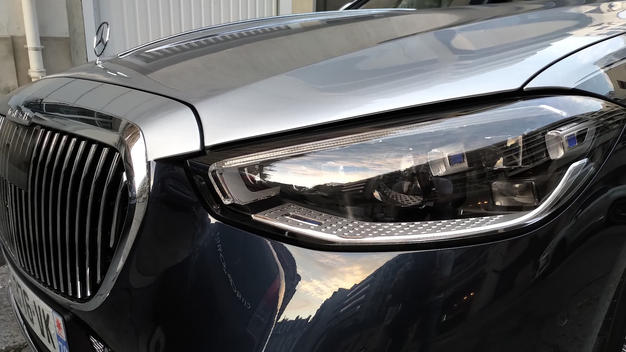 Revêtue d’une parure deux tons bleue électrique et gris clair, cette Mercedes-Maybach S680 se distingue de la Classe S classique par un look aux accents Art Déco.
