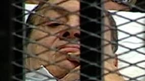 Le président égyptien déchu Hosni Moubarak, alité sur une civière, a rejeté mercredi les accusations d'homicides portées contre lui par le procureur au premier jour de son procès au Caire. /Image TV du 3 août 2011/REUTERS TV/Egypt TV
