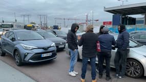 A Rungis, une quarantaine de VTC bloquent la porte de Thiais pour dénoncer l'augmentation des prix du carburant.