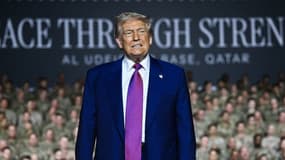 Le président américain Donald Trump salue les troupes sur la base aérienne d'Al-Udeid, au sud-ouest de Doha, le 15 mai 2025.