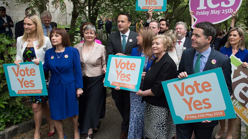 Le Premier ministre Leo Varadkar fait campagne pour l'abolition du 8e amendement interdisant l'avortement.