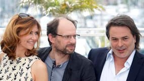 Xavier Durringer (à droite), aux côtés de son "couple présidentiel", Florence Pernel et Denis Podalydès, interprètes de Cécilia et Nicolas Sarkozy dans "La Conquête", où la chronique de l'accession à l'Elysée du chef de l'Etat. Les producteurs et le réali