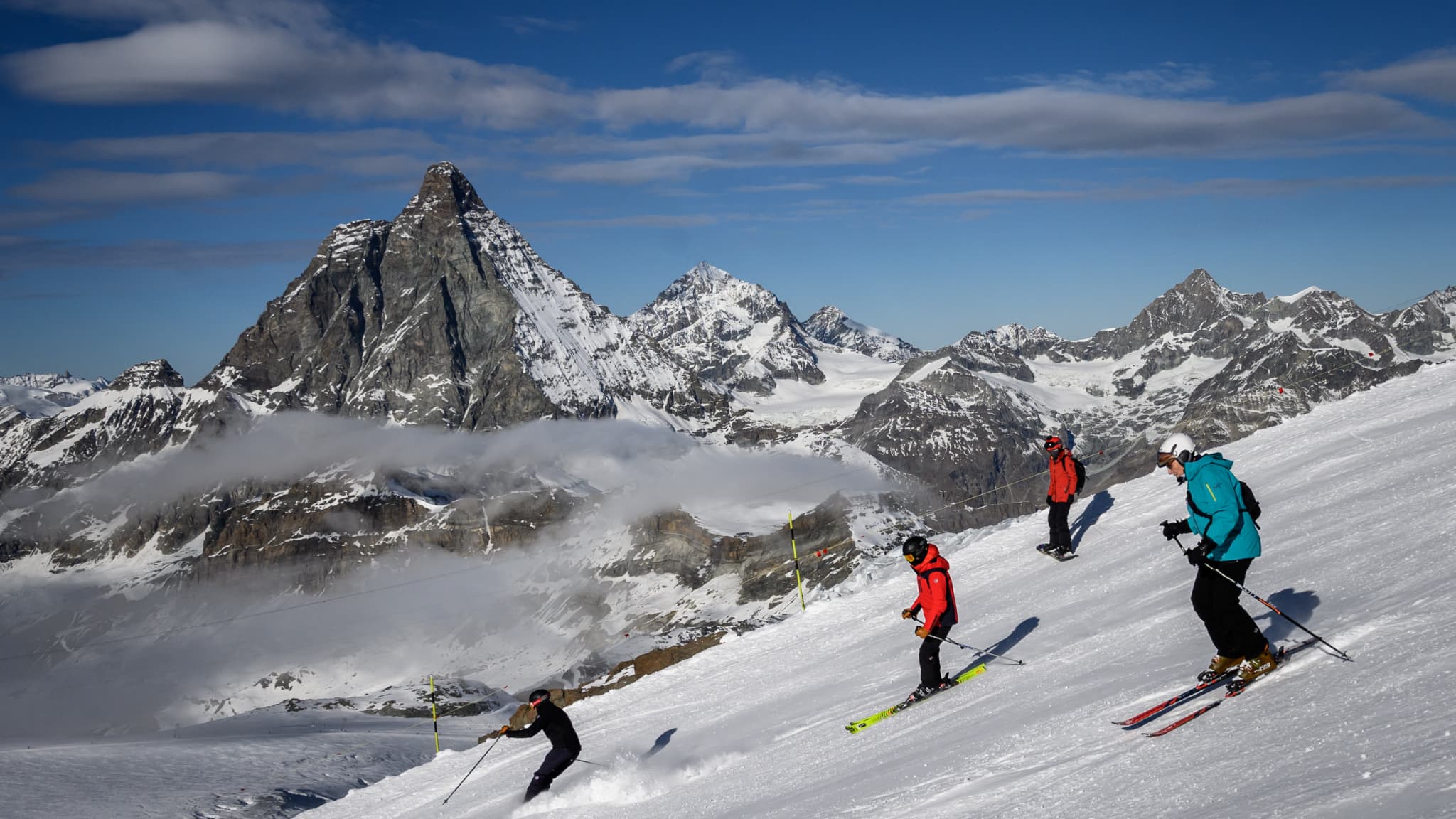 Des skieurs proches du refuge des Guides du Cervin, situé à la frontière entre la Suisse et l'Italie.