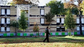 Le centre d'accueil situé dans le Bois de Boulogne à Paris a commencé à accueillir des sans-abris.