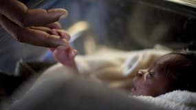 Les députés français ont adopté par 272 voix contre 216 le projet de loi sur la bioéthique qui maintient le principe de l'anonymat du don de gamètes et le statu quo à propos de la recherche sur l'embryon. /Photo d'archives/REUTERS/Carlos Garcia Rawlins