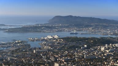 La ville de Toulon et son port (illustration).