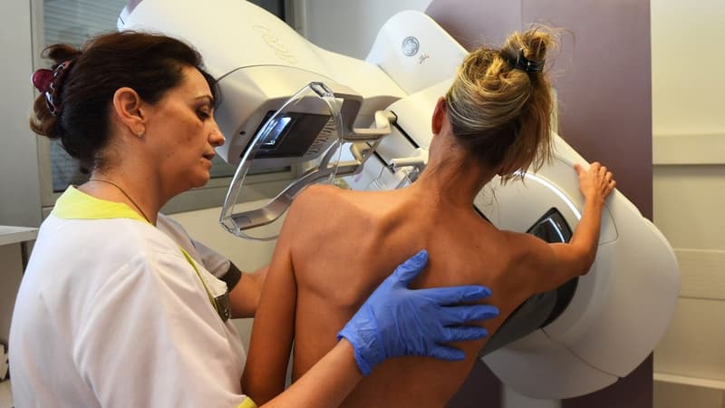 Une patiente passe une mammographie