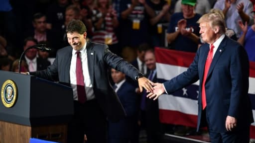 Le candidat républicain dans la 12e circonscription de l'Ohio, Troy Balderson, reçoit le soutien du président américain Donald Trump lors d'un meeting de campagne au Lewis Center, le 4 août 2018