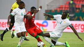 Kalidou Koulibaly tacle lors de Sénégal-Malawi