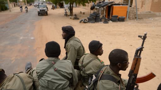 Des soldats maliens pénètrent dans Tombouctou, le 28 janvier dernier.