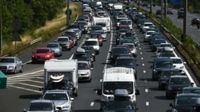 Des automobilistes dans les bouchons sur l'A7 le 4 juillet 2015 entre Lyon et Vienne