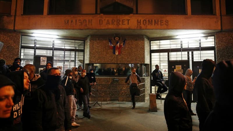 Des surveillants bloquent la prison de Fleury-Mérogis ce lundi soir. 