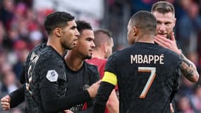Achraf Hakimi et Kylian Mbappé en train de féliciter Warren Zaïre-Emery, octobre 2023