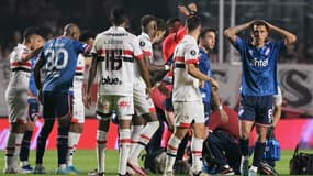 Juan Izquierdo vient tout juste de s'effondrer, le 22 août 2024, et l'inquiétude se lit sur le visage des joueurs l'entourant à ce moment du match