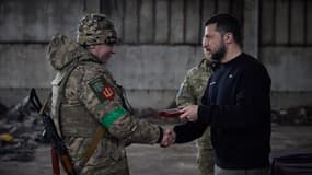 Volodymyr Zelensky récompense un soldat ukrainien le 22 mars 2023 près de Bakhmout