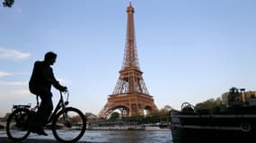 Cycliste à Paris. (Illustration)