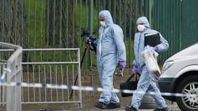 Enquête à Woolwich après le meurtre d'un homme, tué à coups de machette et de couteau. La police a blessé et arrêté les deux suspects.