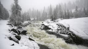 Une vue panoramique de la rivière South Yuba sous une forte chute de neige à Big Ben, en Californie, aux États-Unis, le 24 décembre 2025.