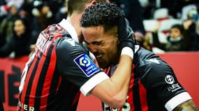Justin Kluivert (à droite) félicité par son équipier de Nice Morgan Schneiderlin après son but à domicile contre Lens en L1 le 22 décembre 2021