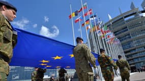 Soldats de l'Eurocorps devant le Parlement européen, le 30 juin 2014