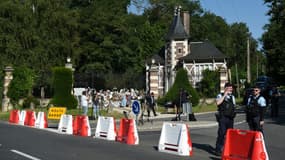 Des gendarmes sécurisent l'entrée de la propriété d'Alain Delon à Douchy, dans le Loiret, le 24 août 2024