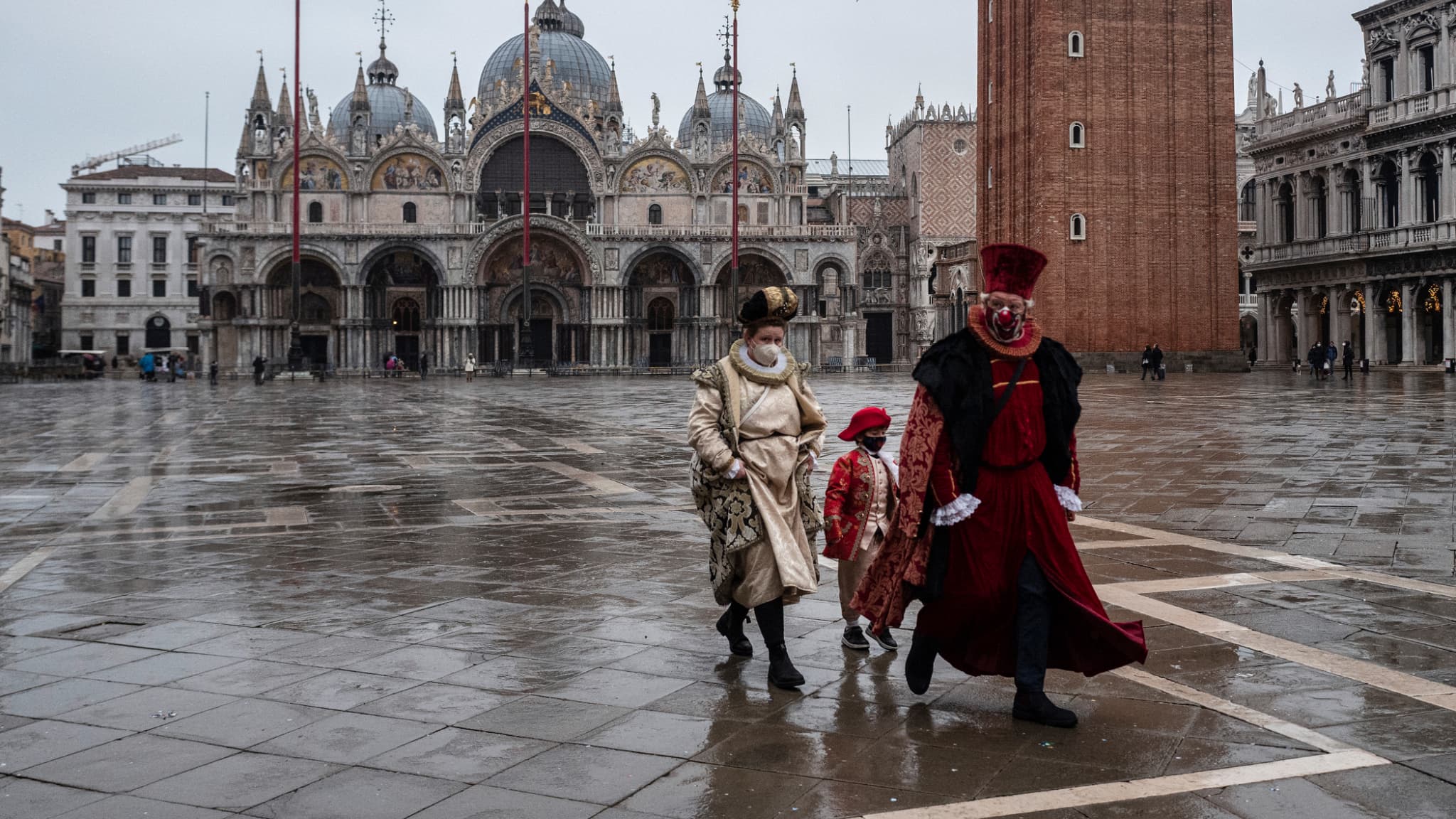 Des artisans défilent en costume devant la basilique Saint-Marc à Venise, le 7 février 2021