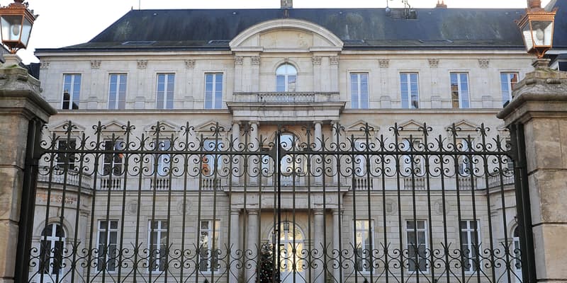 Une photo prise le 23 décembre 2015 montre la façade de la préfecture du Loiret à Orléans, dans le centre de la France.