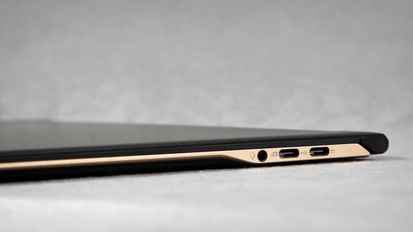 Une prise casque et deux prises USB Type-C : le Swift 7 d'Acer offre "autant" de connecteurs que l'un des derniers MacBook Pro 13 d'Apple.
