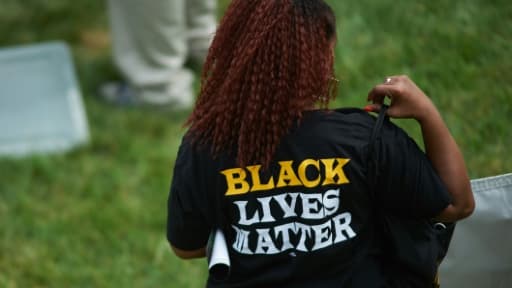 Une femme porte un t-shirt "Black Lives Matter" pendant un hommage rendu à Michael Brown, le 9 août 2015 à Ferguson