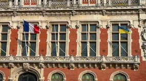 Le drapeau ukrainien hissé sur l'Hôtel de ville de Calais.