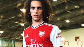 Matteo Guendouzi pose avec le nouveau maillot d'Arsenal