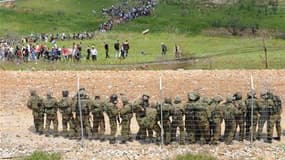 Soldats israéliens montant la garde à la frontière avec la Syrie, sur les hauteurs du plateau du Golan. Les forces israéliennes ont ouvert le feu sur des réfugiés palestiniens venus de Syrie qui voulaient franchir cette clôture frontalière, faisant quatre