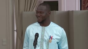 Fousseynou Cissé, habitant du 18e arrondissement de Paris, décoré de la médaille de l'acte de courage et de dévouement le dimanche 13 juillet 2025 pour avoir sauvé une famille d'un incendie.
