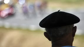 Un homme portant un béret devant le Tour de France, à Orthez (Pyrénées-Atlantiques), en juillet 2007 (PHOTO D'ILLUSTRATION).