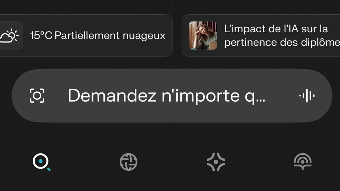 L'icône à droite dans la barre de saisie permet d'accéder à l'assistant vocal. L'icône à droite dans la barre de saisie permet d'accéder à l'assistant vocal.