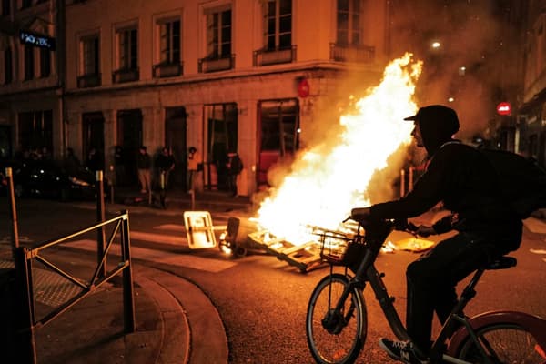 Un incendie lors d'une manifestation organisée à Lyon le 16 mars 2023 