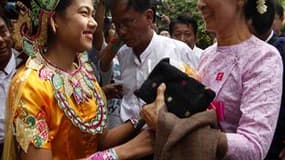 L'opposante birmane Aung San Suu Kyi s'est rendue lundi dans la cité historique de Bagan, son premier déplacement hors de Rangoun depuis 2003. /Photo prise le 4 juillet 2011/ REUTERS/Soe Zeya Tun